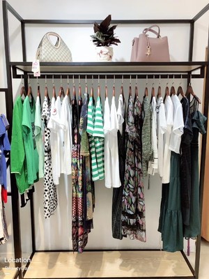 開服裝店進(jìn)貨渠道分析 芝麻e柜品牌折扣店加盟靠譜嗎？